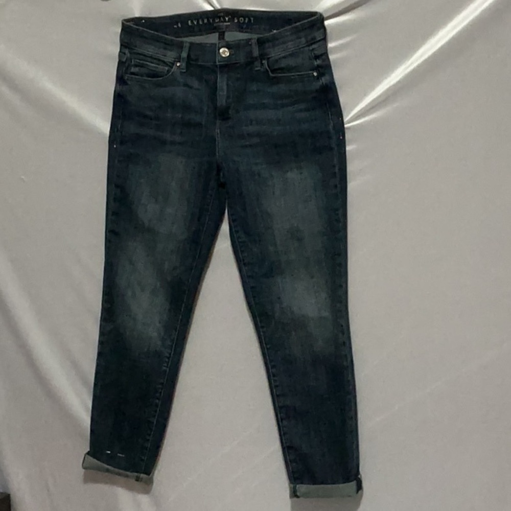 Classic Blue Cropped Jeans with Subtle Fading